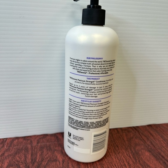 TRESemmé Platinum Strength Shampoo - Picture 3 of 3